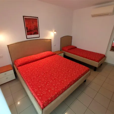 Colourful Modern Flat In Lignano-beahost شقة